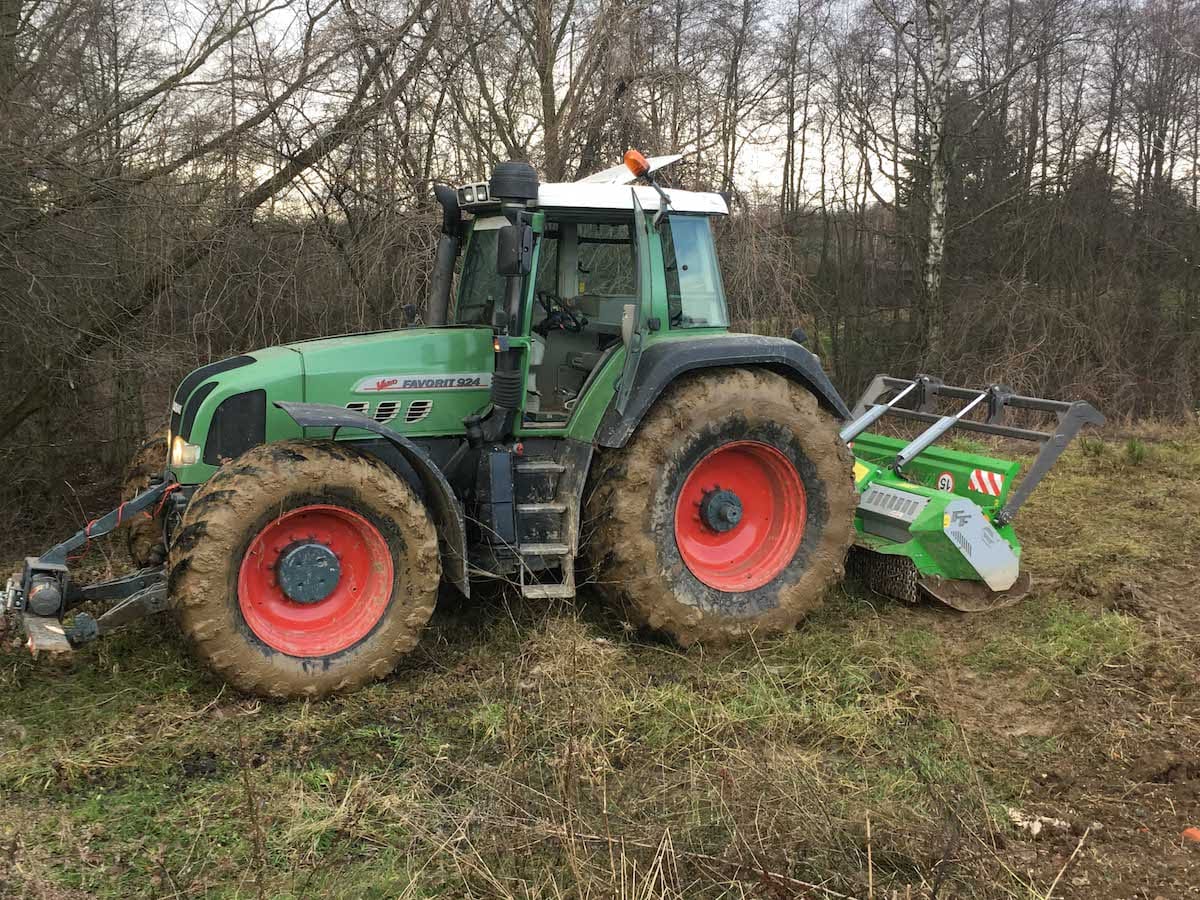 Ciągnik Fendt z mulczerem leśnym na działce