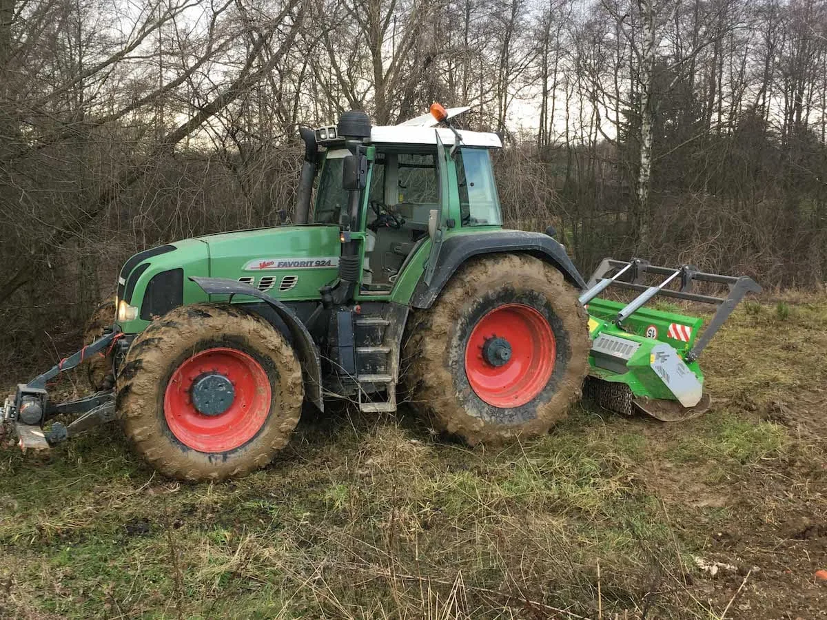 Ciągnik Fendt z mulczerem leśnym na działce