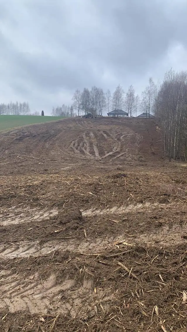 Zaorana działka po karczowaniu
